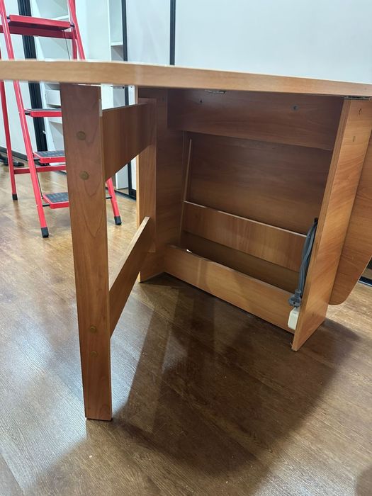 Стол-тумба в отличном рабочем состоянии с встроенной розеткой