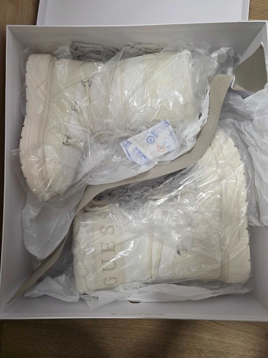 Чисто нови апрески GUESS UNDELO