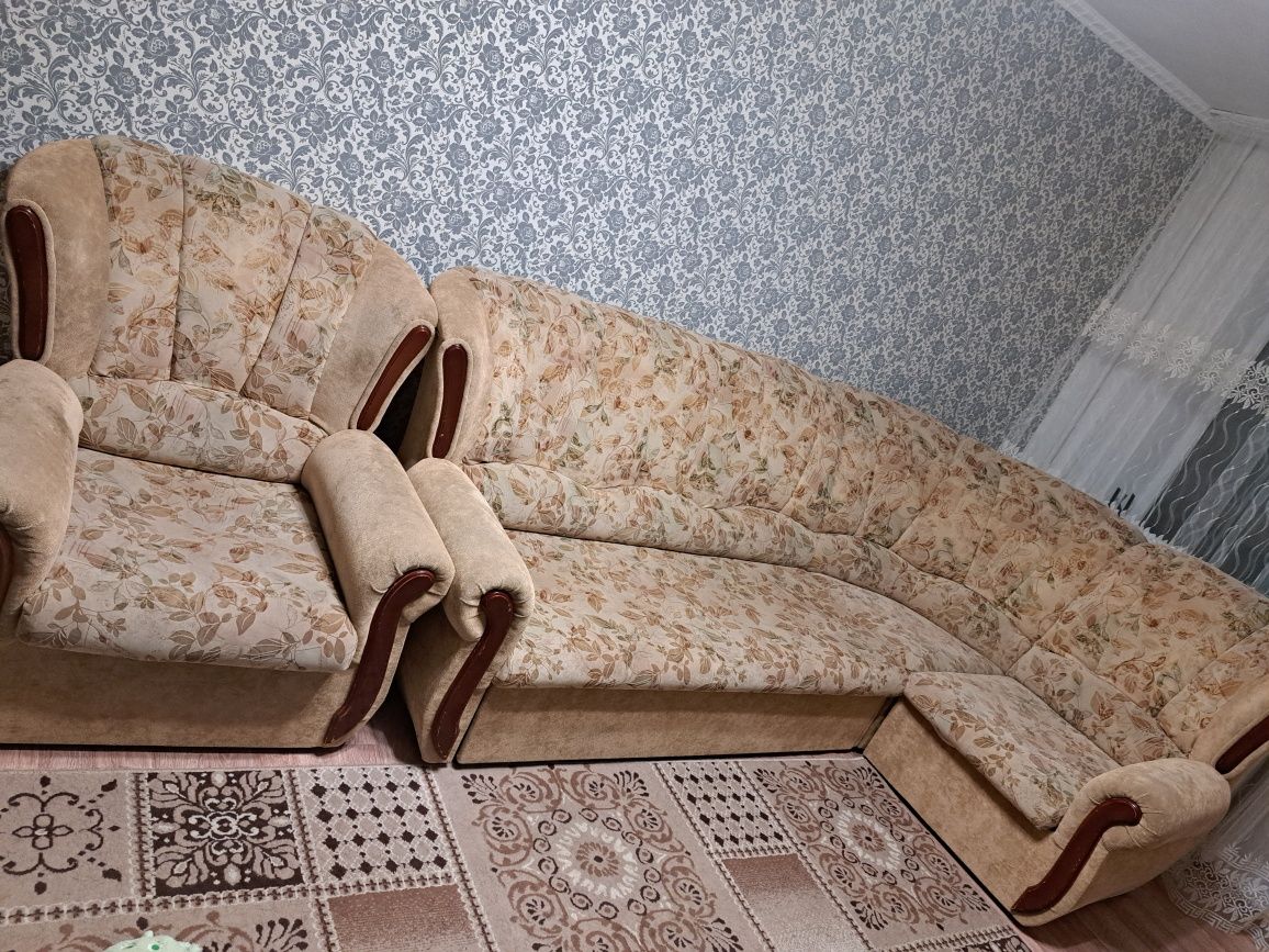 Продам диван угловой б/у 30 000