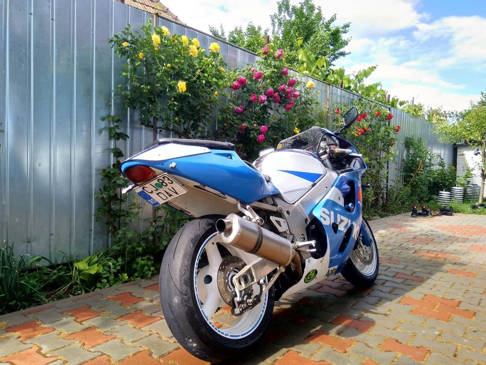 Vând dezmembrez Motocicleta Suzuki GSXR furca motor carburatoare roata