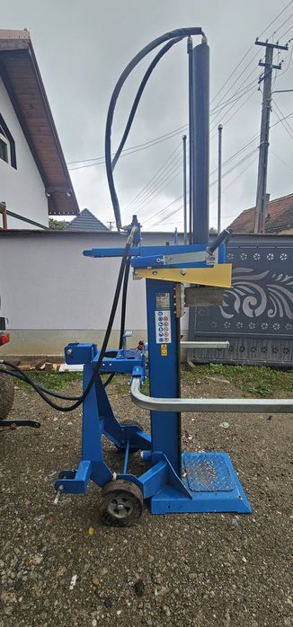 Vand crepator lemne dupa tractor hidraulic 
Foarte robust 
Adus