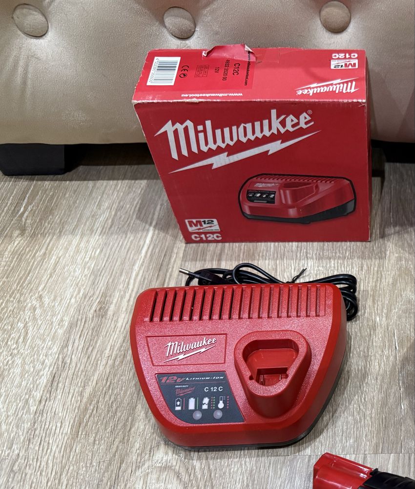 * Milwaukee зарядное устройство новое оригинал!