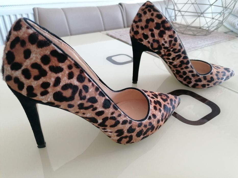 Pantofi clasici cu toc cui. Piele naturala