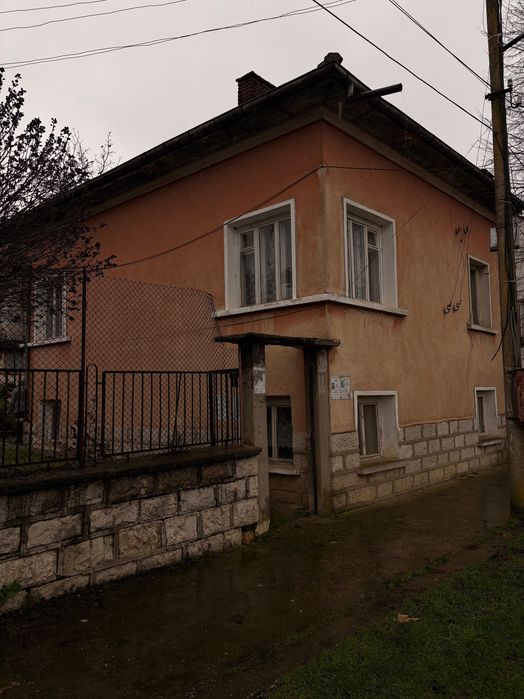 Двуетажна къща с гараж