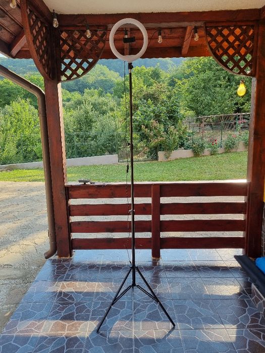 Lampă circulară cu trepied