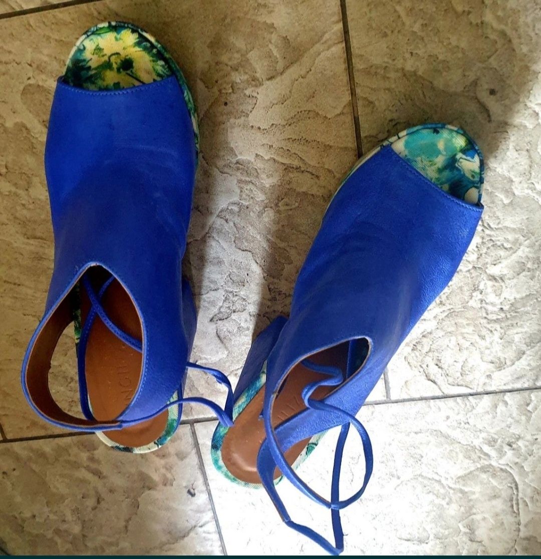 Кралско сини сандали на Ingiliz