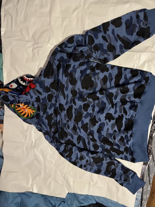 Горнища на марката Bape