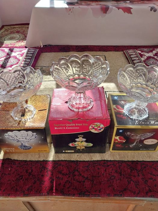 Вазы и бокал новые. Хрустальная  большая.