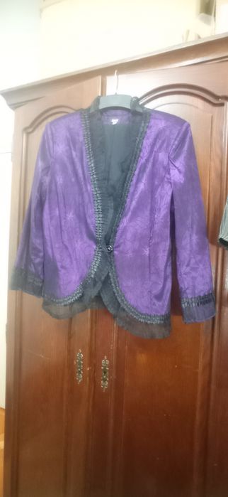 Vând 2 compleuri + un sacou