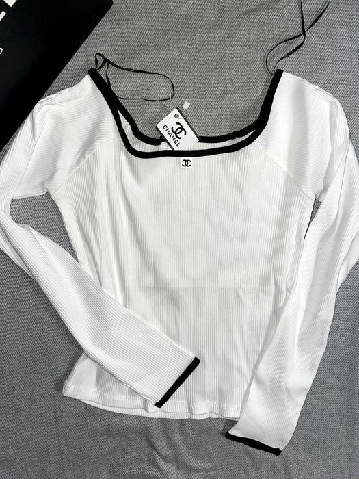 шанел бяла блуза тип лодка с голо паднало рамо с черно рипсена chanel
