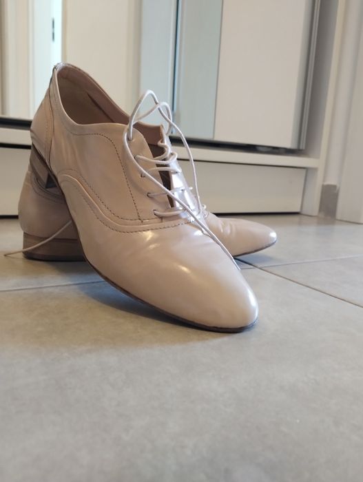 Vând pantofi din piele naturala