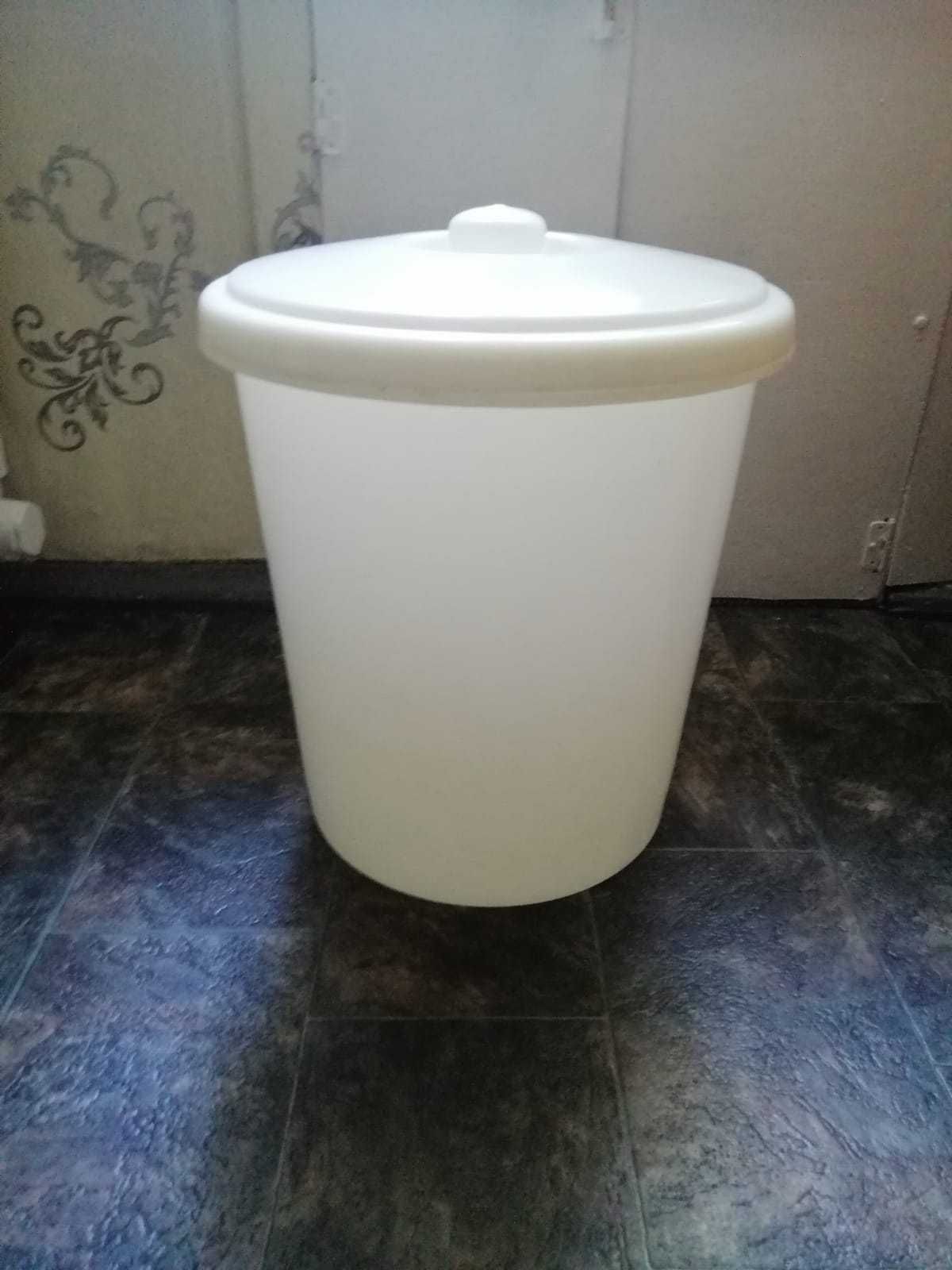 Продам пластмассовую посуду с крышкой на 35 литров