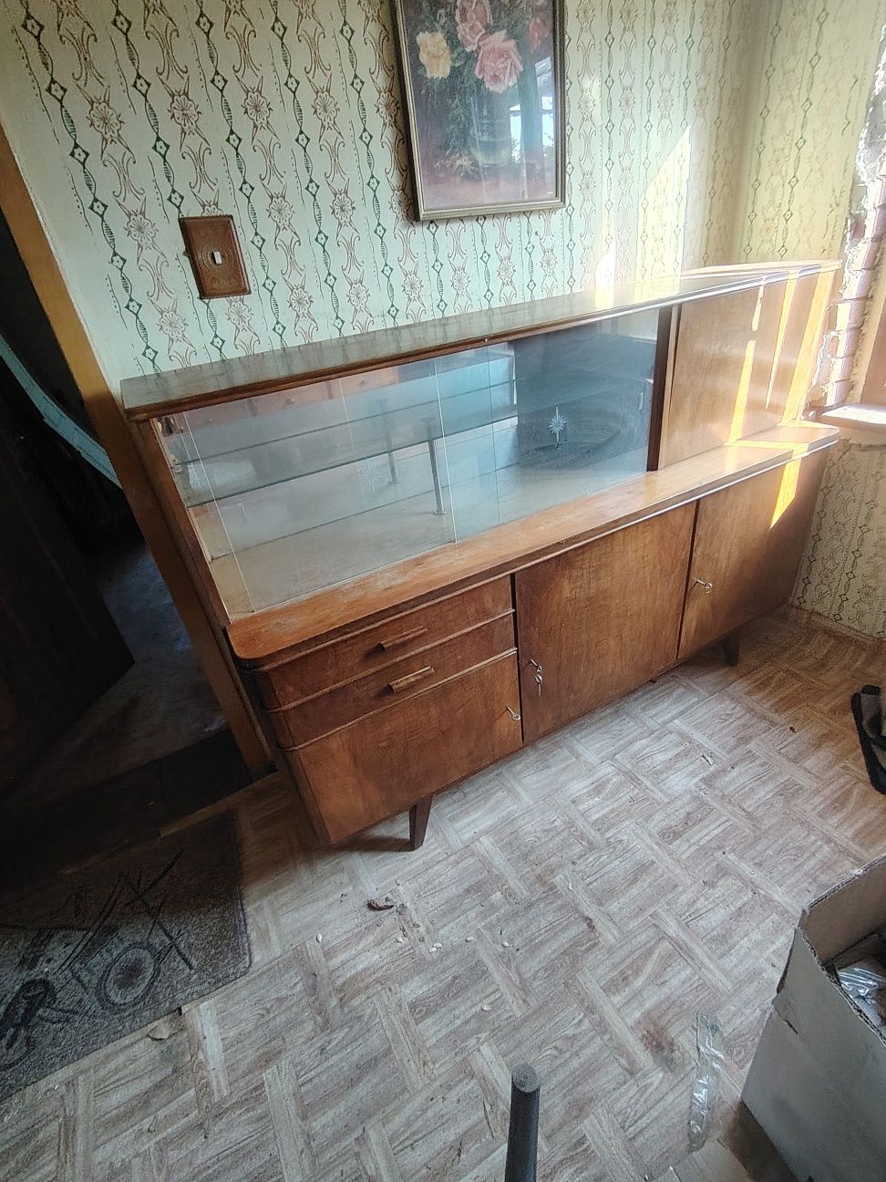 Продавам старинен бюфет