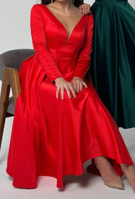Красное атласное платье