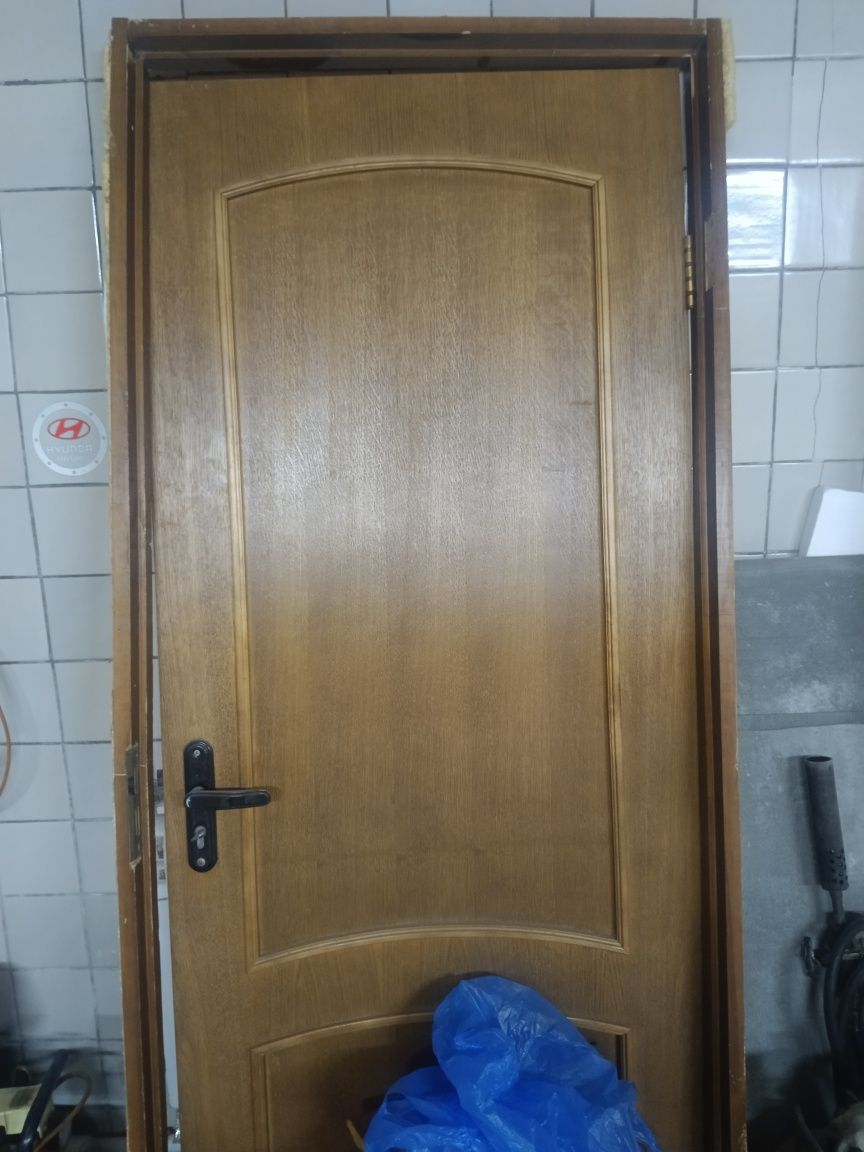 Продам дверь деревянную 0,8м * 2м б/у