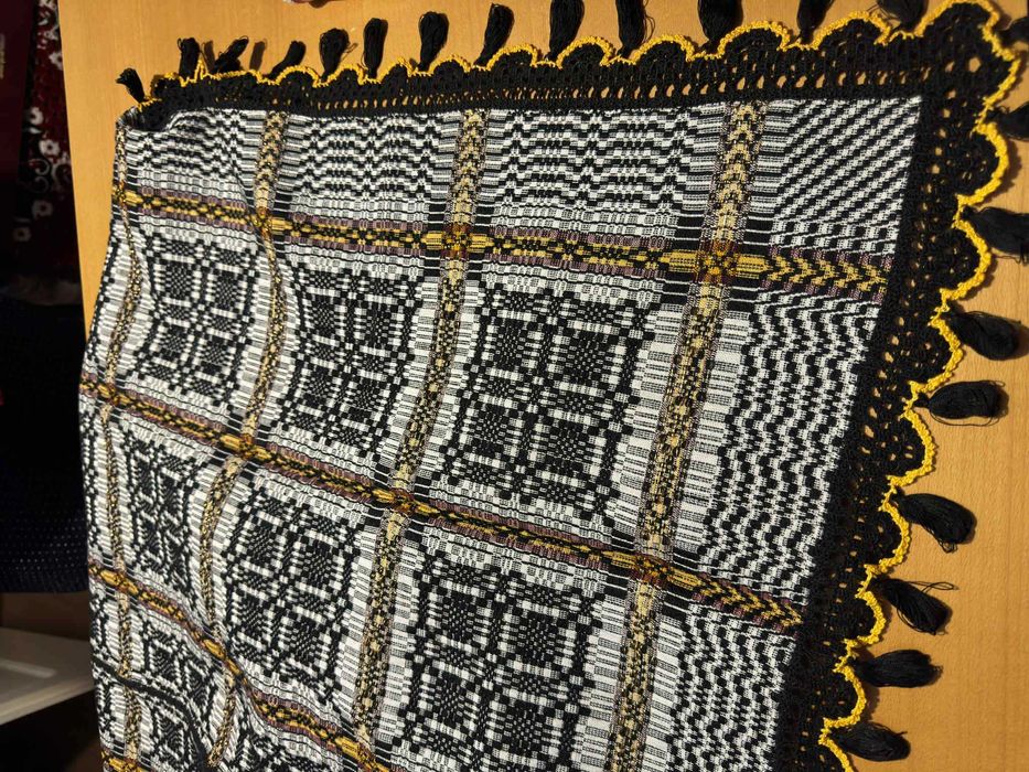 Fete de masa , chindeu si covoare tesute in razboi