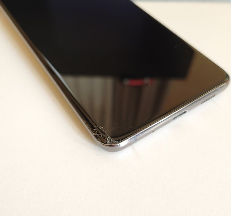 Samsung Galaxy S20+ — Отлична работа, лек козметичен дефект