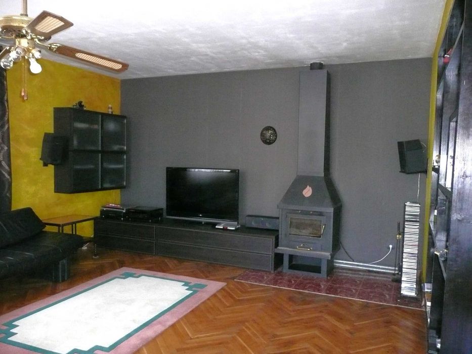 Двуфамилна масивна жилищна сграда в гр. Перник, кв. Байкушева махала