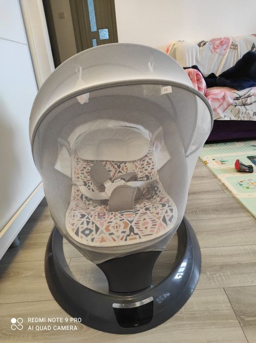 Leagăn electric pentru bebeluși.