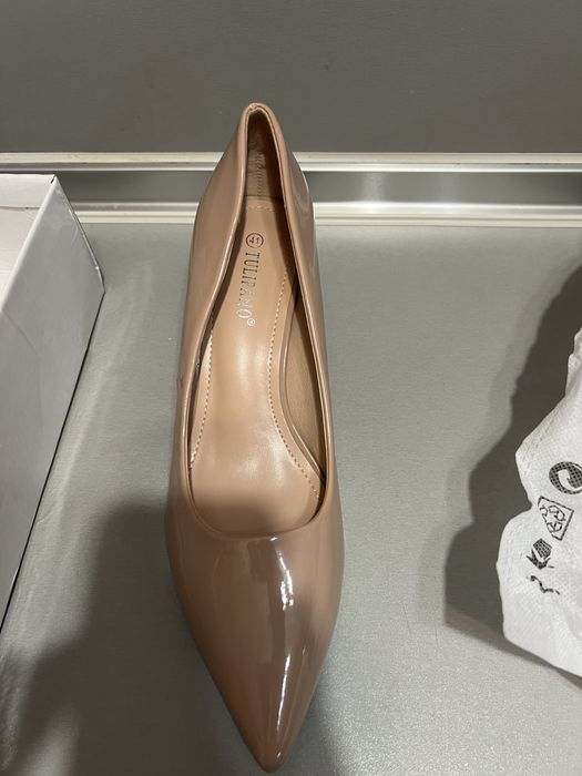 Елегантни бежови лачени обувки