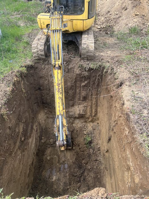 Багер и самосвал с кран