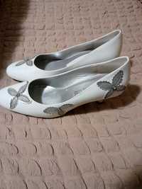 Нови бели дамски обувки