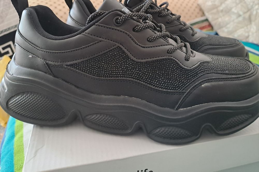 Кроссовки новые стильные