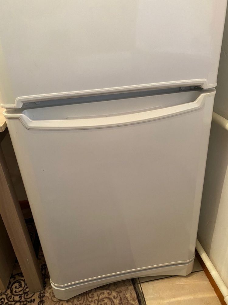 Продам холодильник индезит 70000