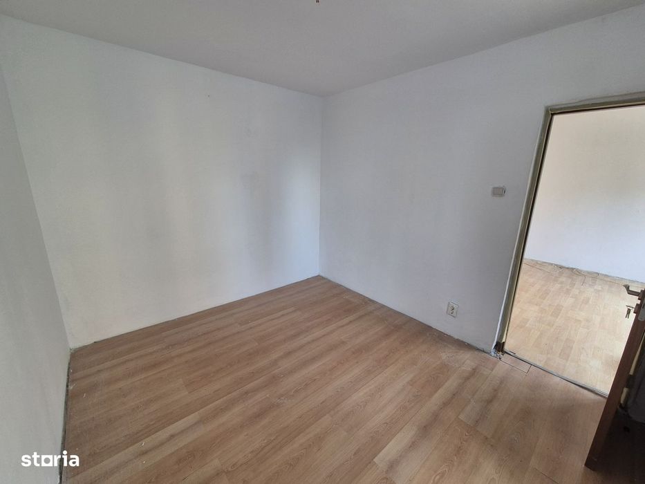 Apartament 2 camere cu balcon și parchet, centrală