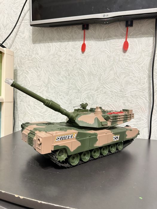 Игрушечный танк, отдам за 2 тыс