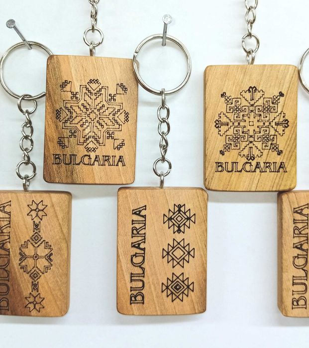 Дървен ключодържател с шевици и орнаменти