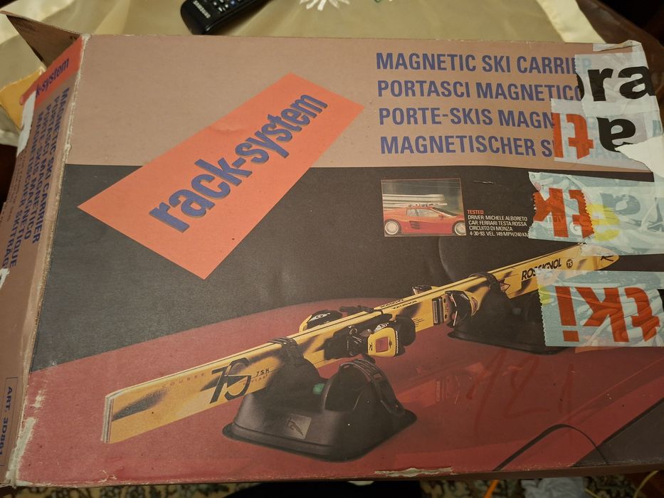 Магнитен багажник за два комплекта ски.