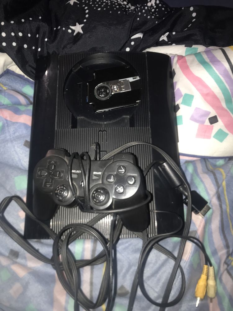 Ps3 + o maneta + 10 jocuri + un incarcator