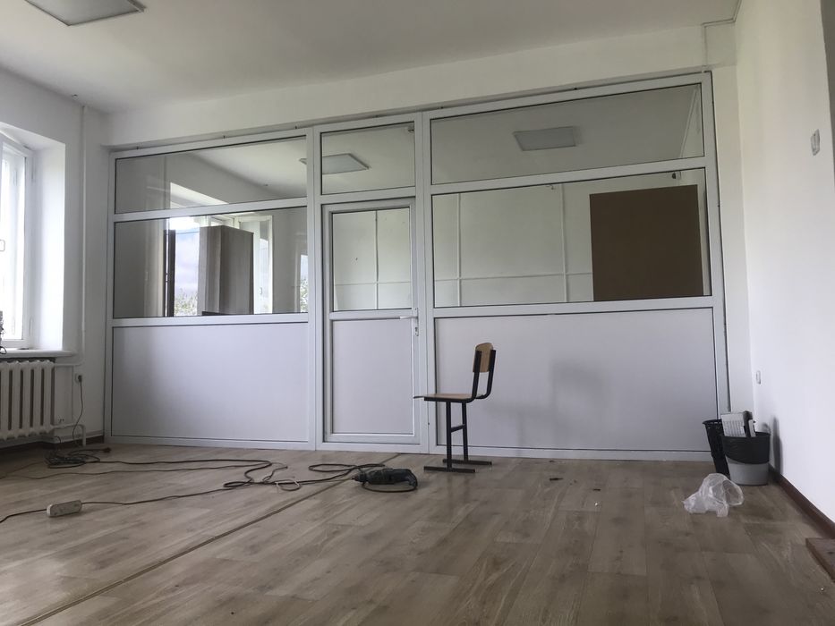 Пластиковые двери перегородки окна балконы витражи