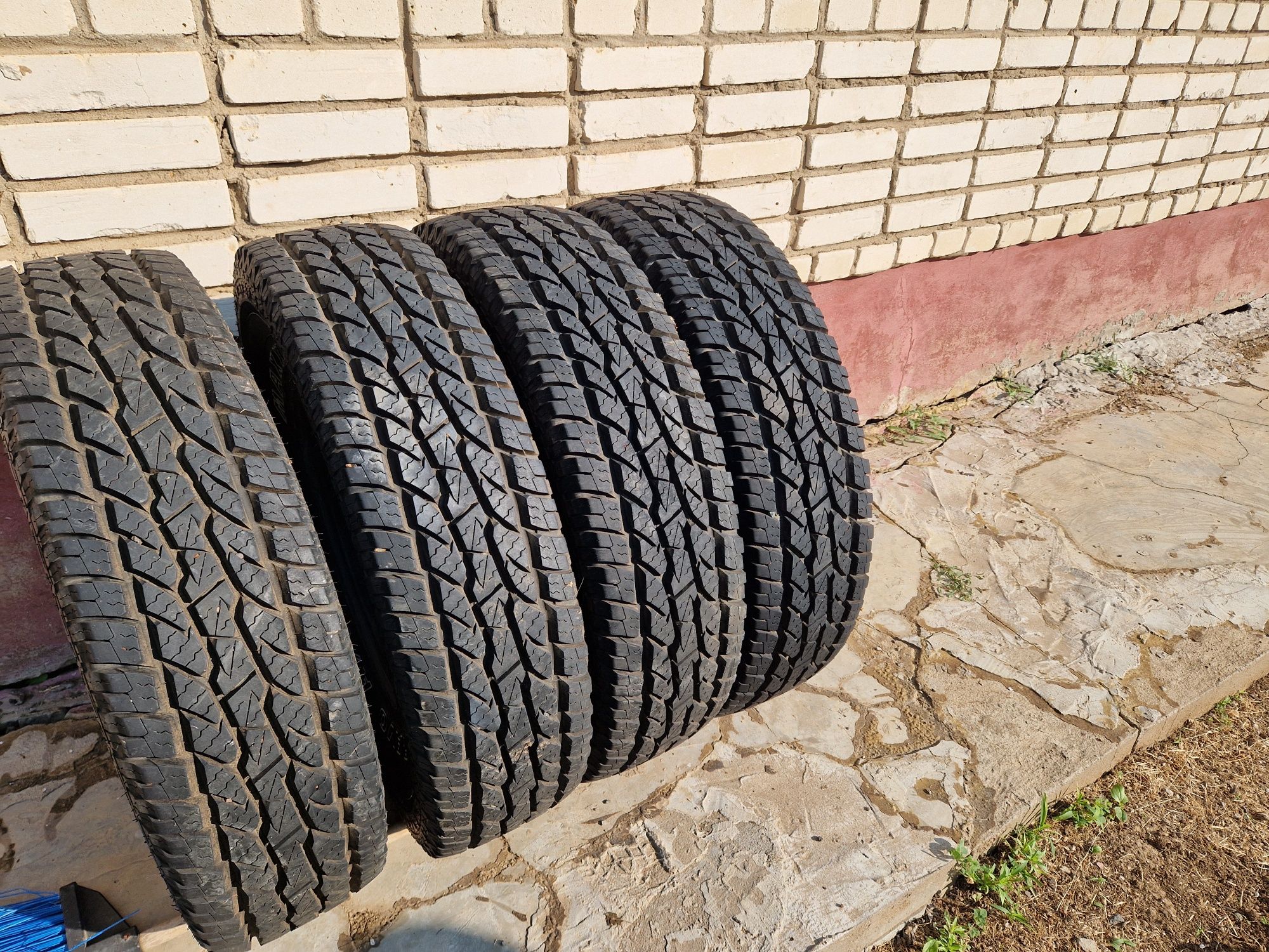 Продам летнюю резину А/Т  235/85 R16. Диски в подарок.