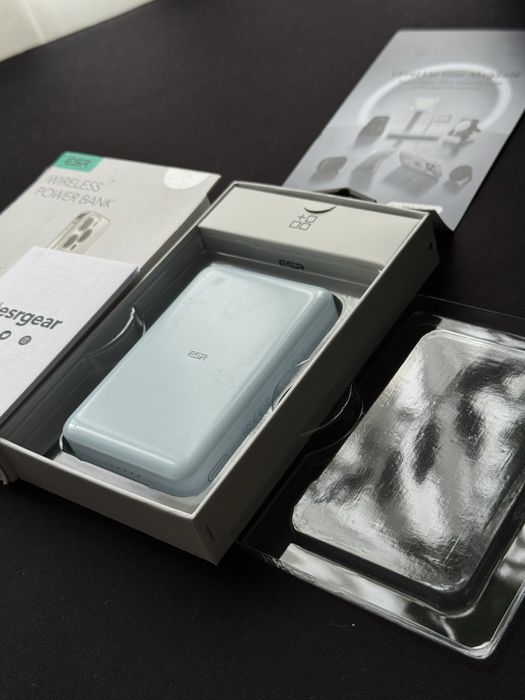 Магнитна батерия ESR 10000mAh за iPhone (MagSafe)