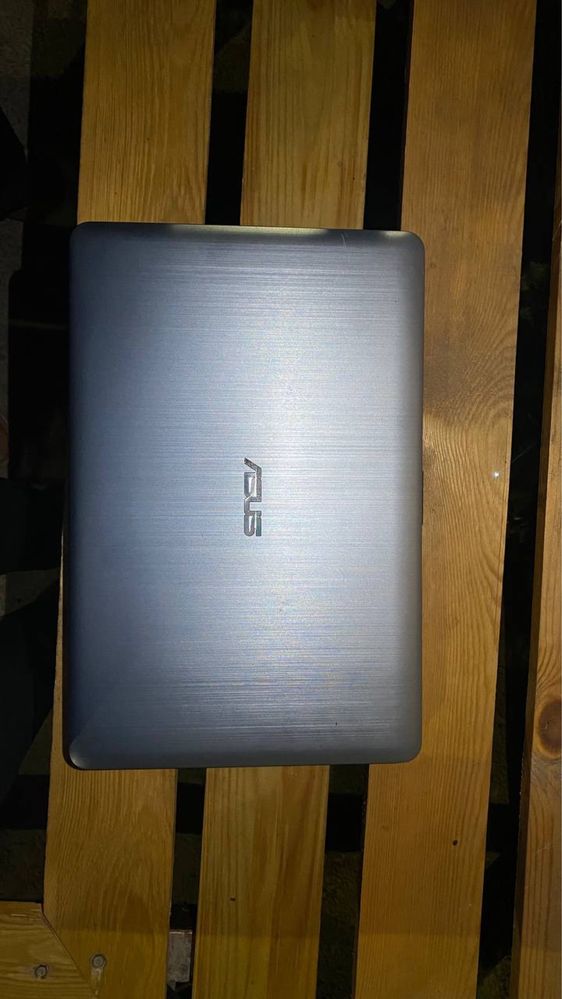Asus noutbook yaxshi holatda