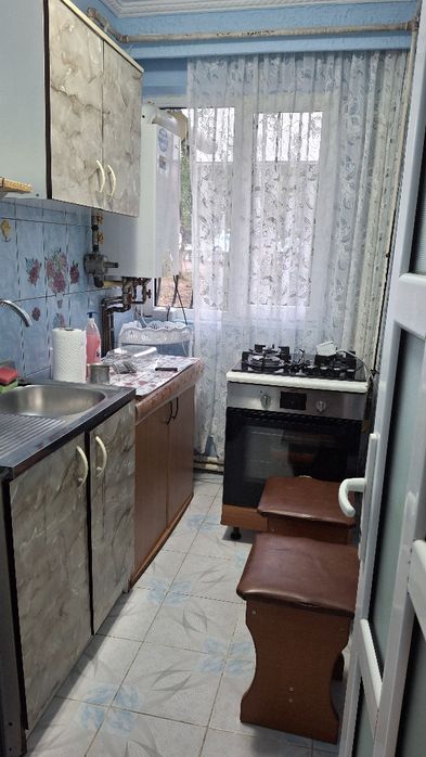 Închiriez apartament cu 2 camere !