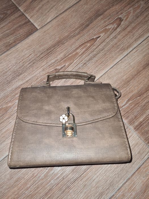 Сумка бежевая отдам за 3 кг орехов