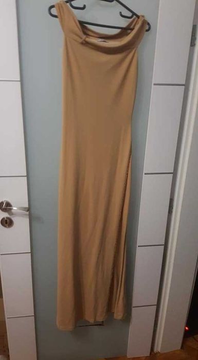 hie mulata nude cu șliț mare pe picior