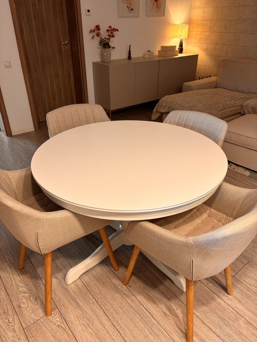 Masă extensibilă IKEA Rosentorp + 4 scaune JYSK Adslev – 1200 lei