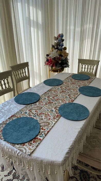 Раннер под тарельники и дастархан добовляет уют красоту.