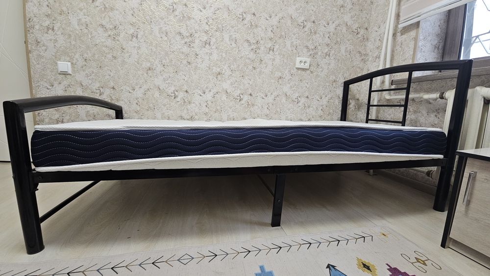 Односпальная кровать с матрасом