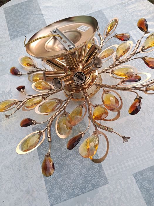 Красивая качественная люстра