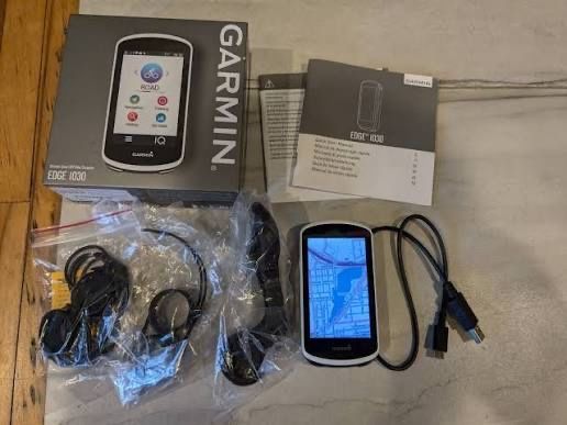 Cutie + Accesorii Garmin 1030 ( nu include device ul GPS)
