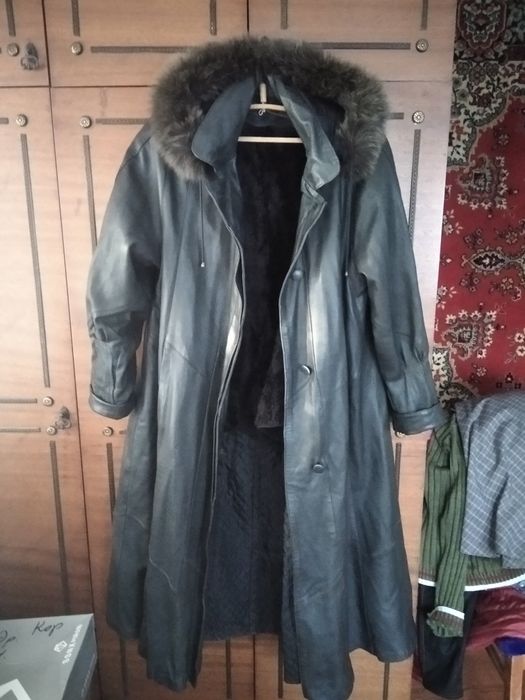 Продам зиние вещи кожаный плащь утепленный,пальто и свитер с воротнико