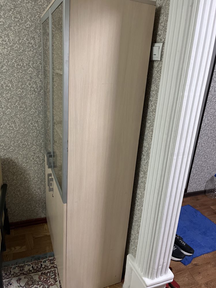 Продается стол , и шкаф