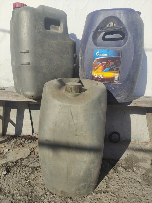 2 канистры пластмассовые 50л толстостенные прочные в хорошем состоянии