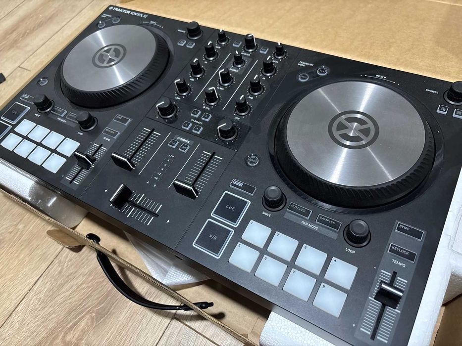 Native Instruments Traktor Kontrol S2 MK3 – ca nou, folosita putin