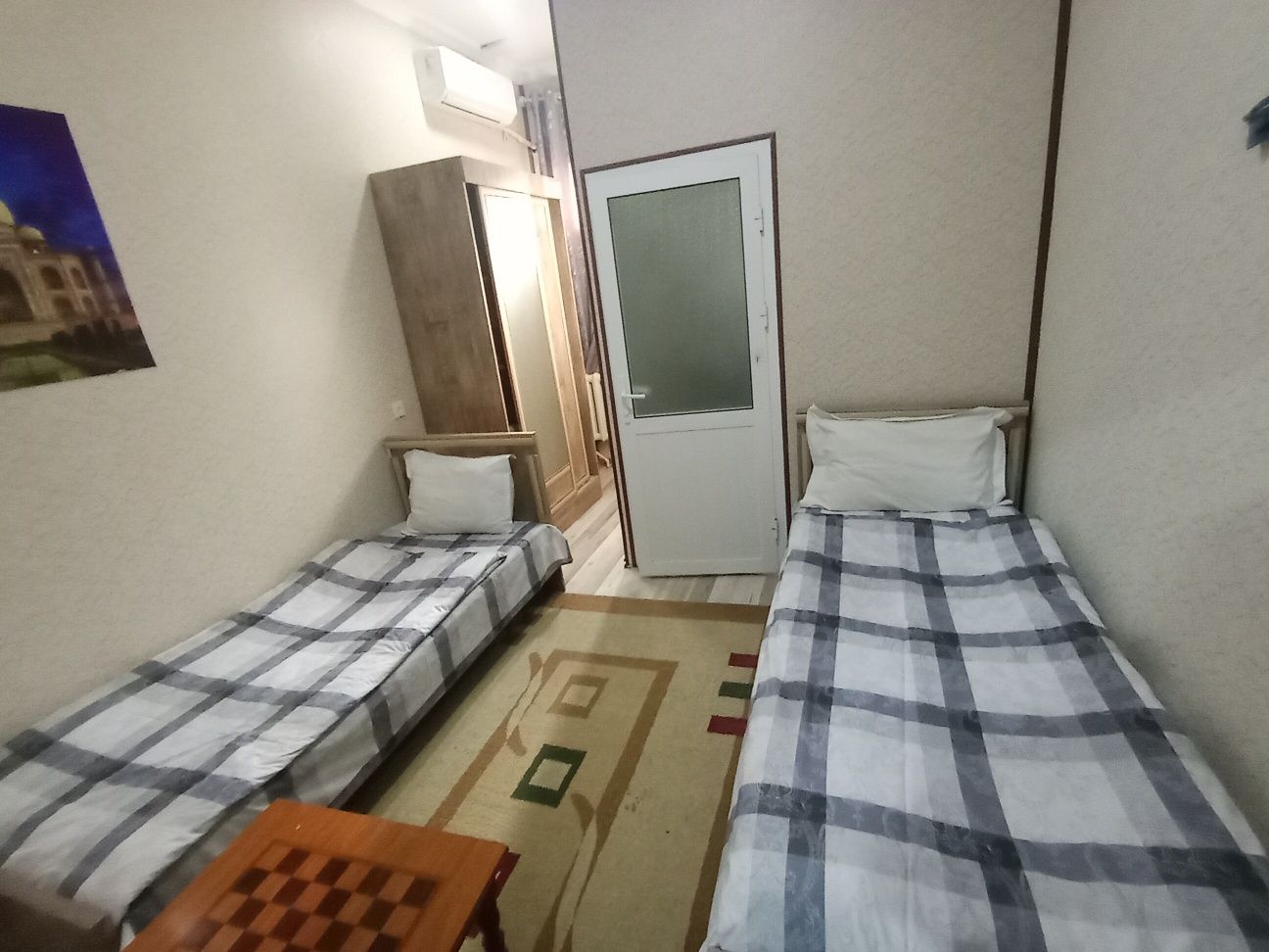 gastinitsa 1 kishi  100.000. Talab e.h. :pasport, zaks talab qilinadi